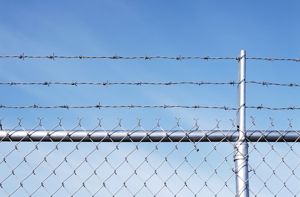 Detail Image Of Barbed Wire Fence Nomer 18