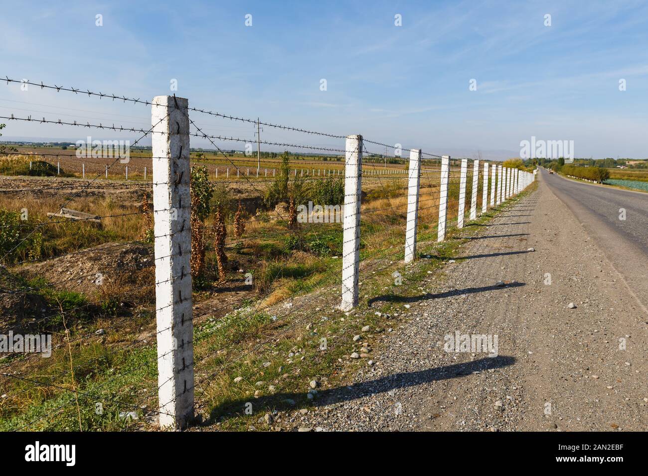 Detail Image Of Barbed Wire Fence Nomer 29