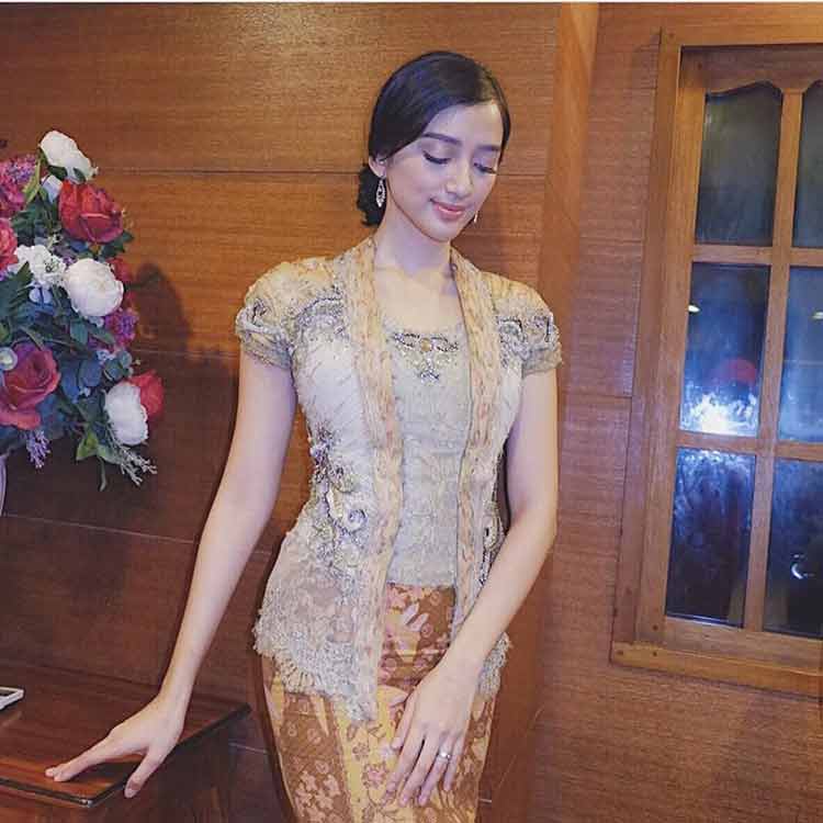 Detail Desain Kebaya Modern Nomer 38