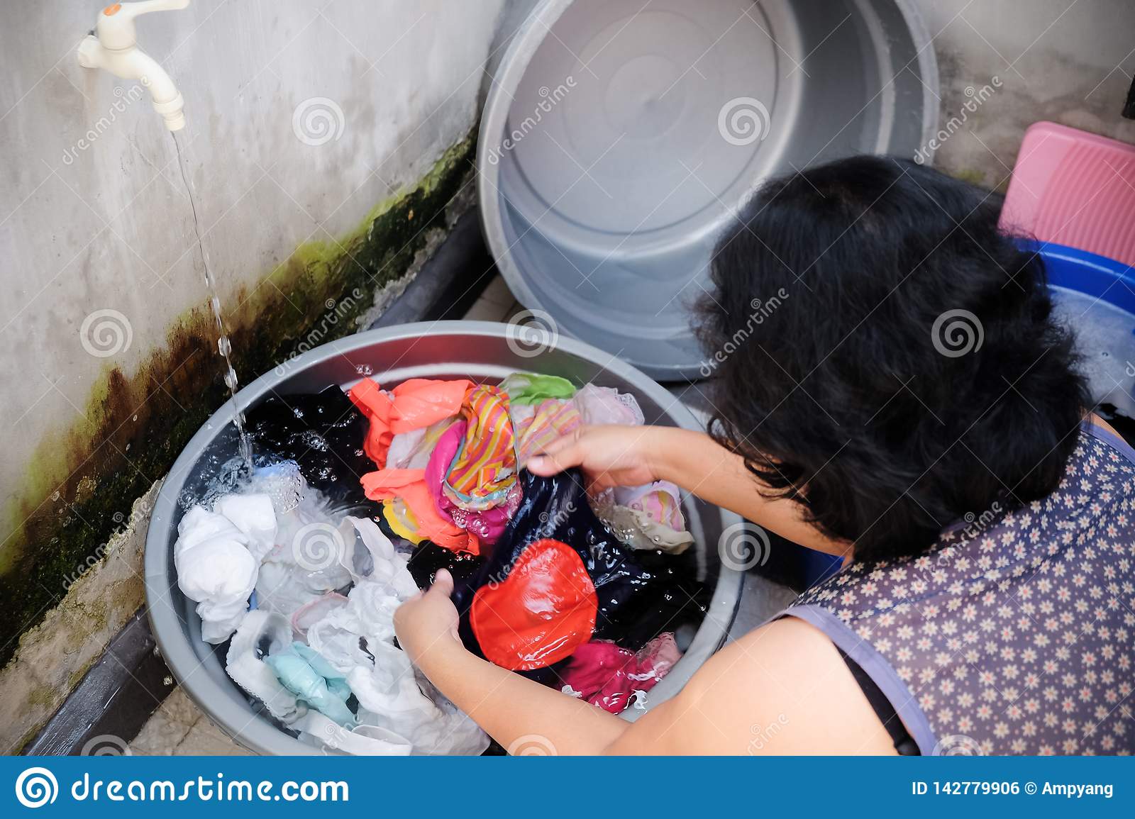 Detail Image Of Washing Clothes Nomer 29