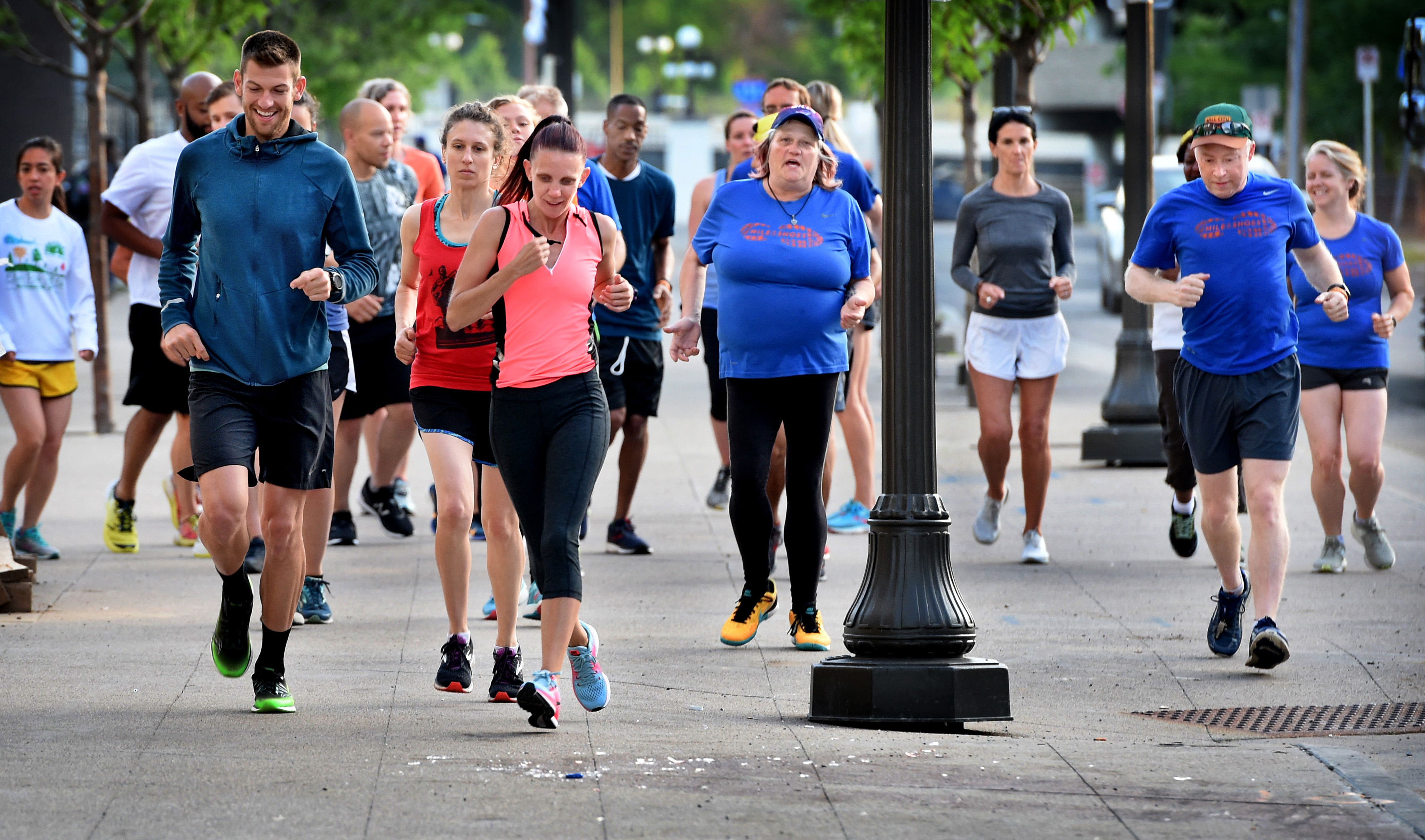 Detail Images Of People Running Nomer 9