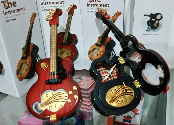 Detail Instrumen Gitar Romantis Nomer 48