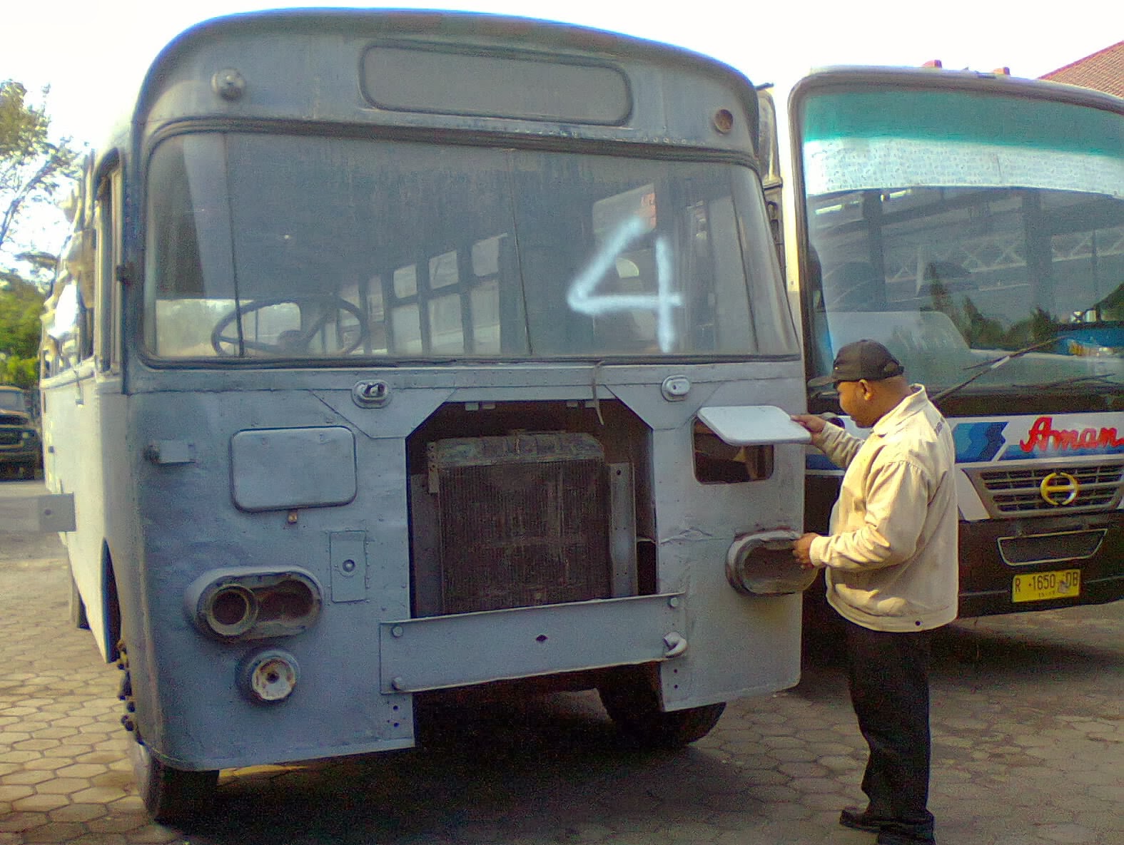 Detail Interior Bus Jadul Nomer 33