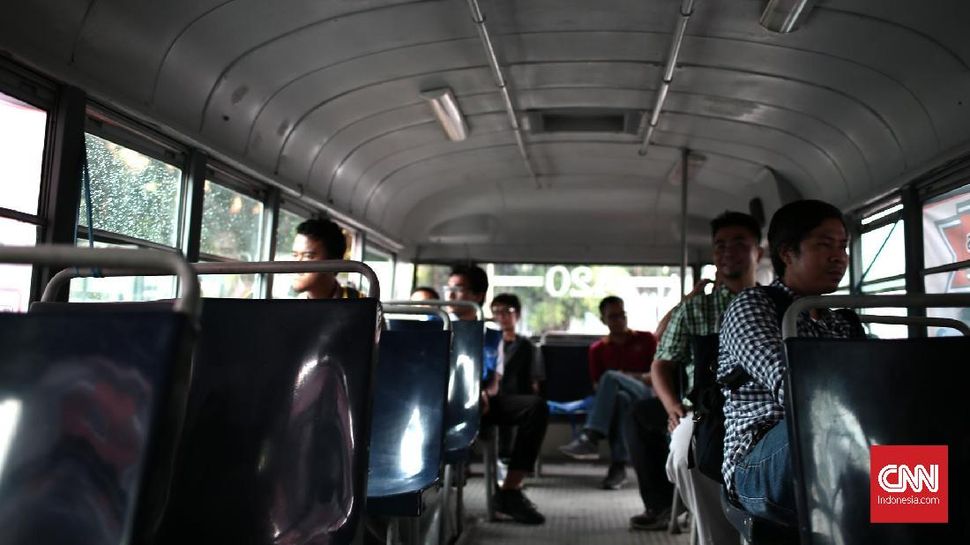 Detail Interior Bus Jadul Nomer 6