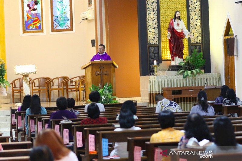 Detail Interior Gereja Katolik Nomer 38