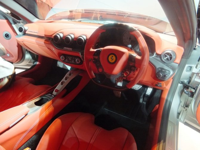 Detail Interior Mobil Ferrari Nomer 4