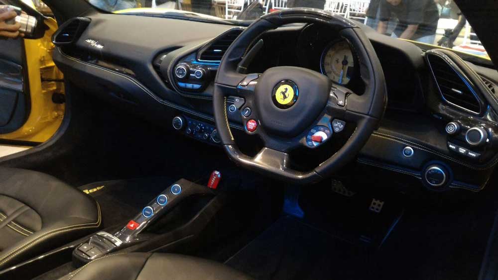 Detail Interior Mobil Ferrari Nomer 43