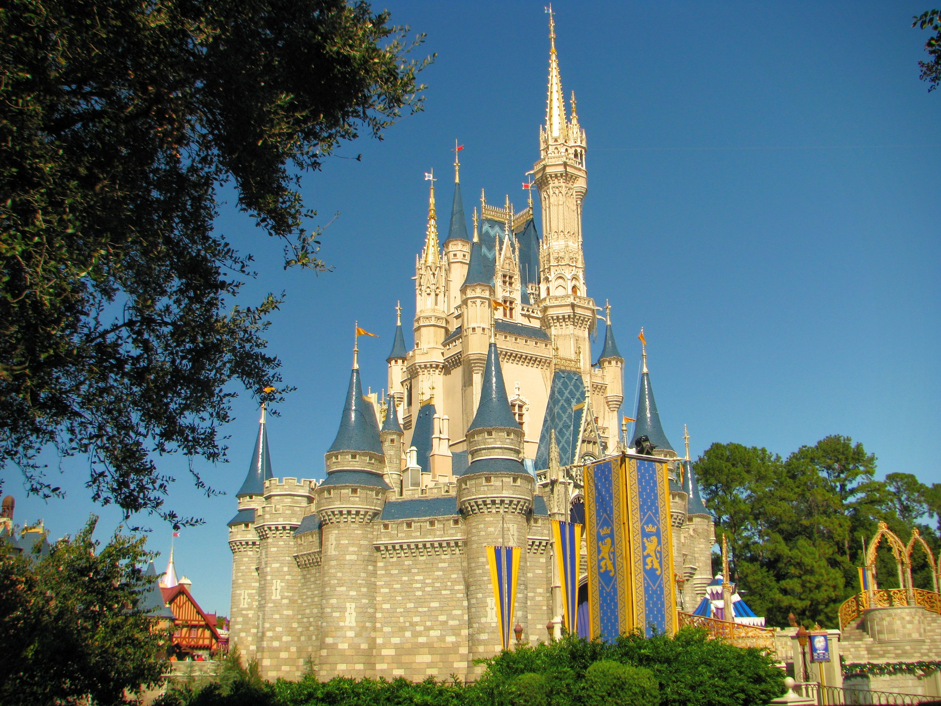 Detail Istana Kerajaan Disney Nomer 52