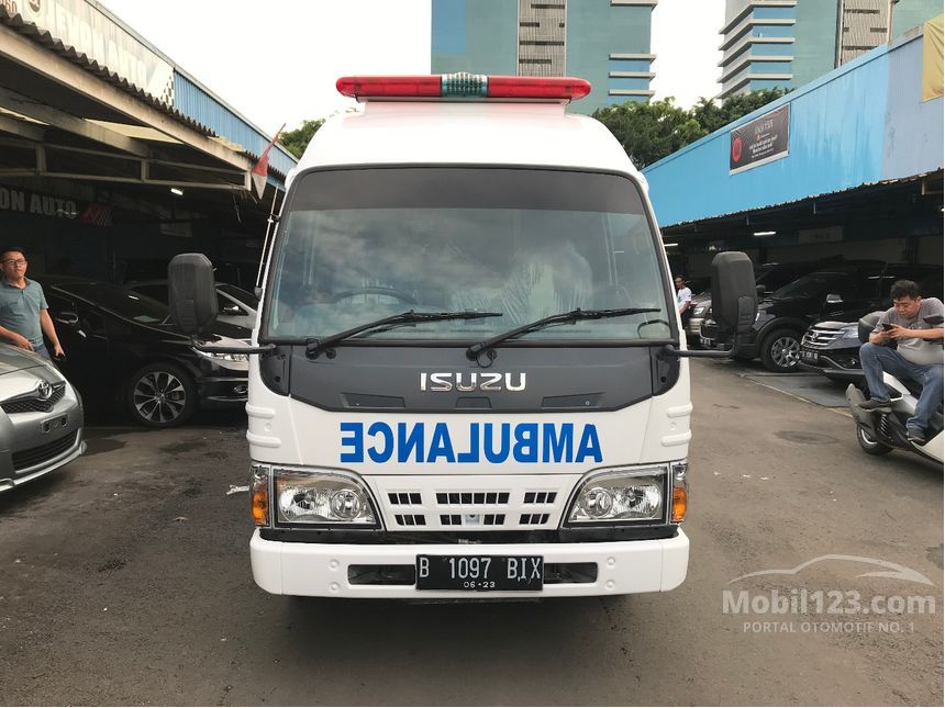 Detail Isuzu Elf Ambulance Nomer 37