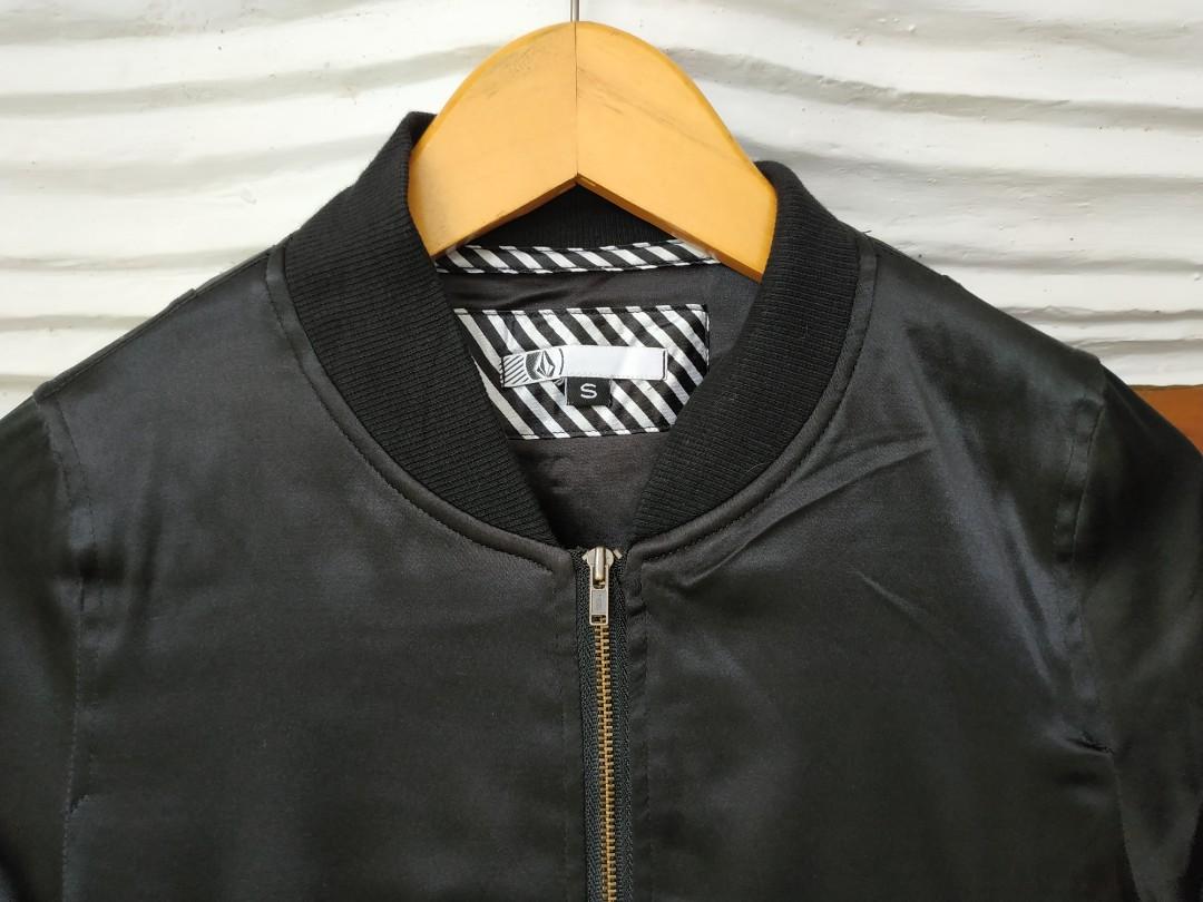 Detail Jaket Kulit Volcom Nomer 7