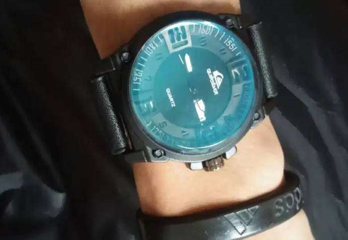 Detail Jam Quiksilver Asli Nomer 33