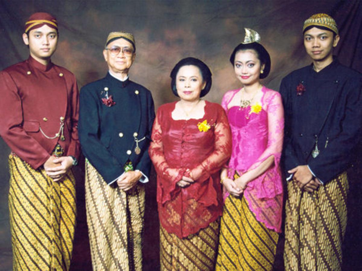 Detail Javanese Traditional Clothes Nomer 11