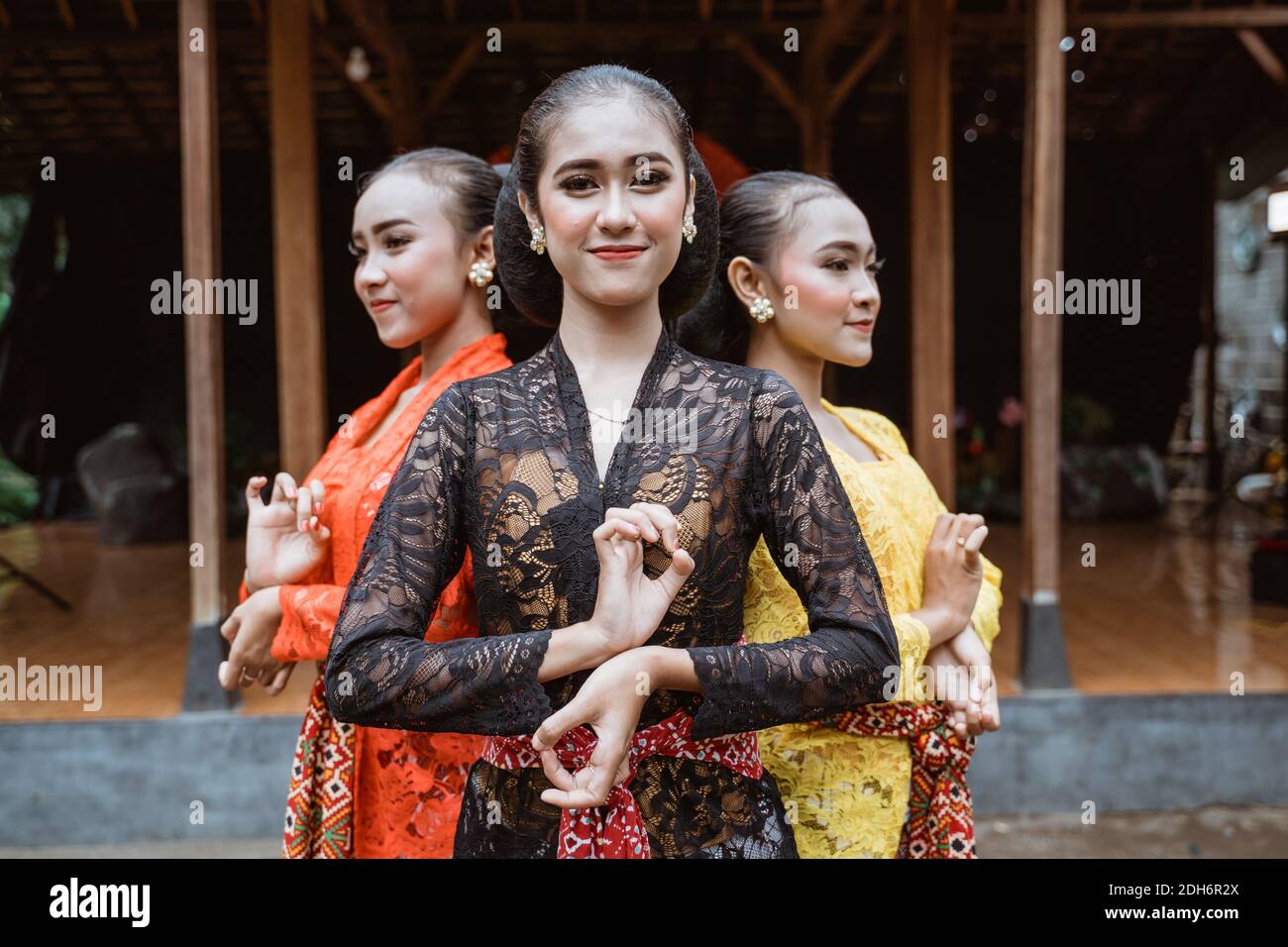 Detail Javanese Traditional Clothes Nomer 43