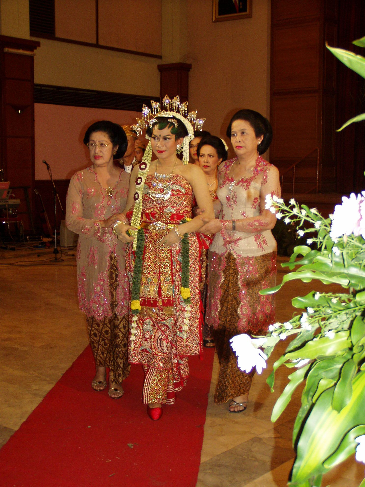 Detail Javanese Traditional Clothes Nomer 8