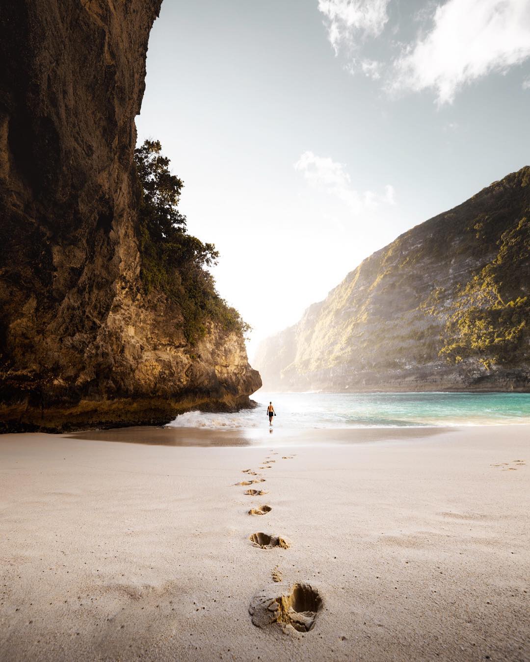 Detail Jejak Kaki Di Pantai Nomer 15