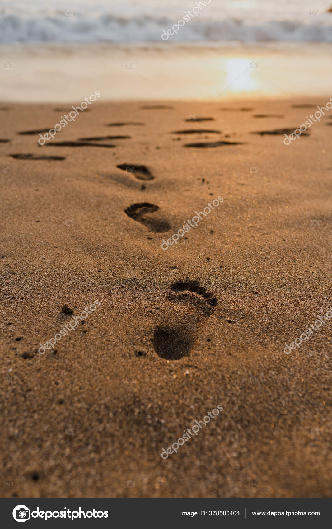 Detail Jejak Kaki Di Pantai Nomer 21