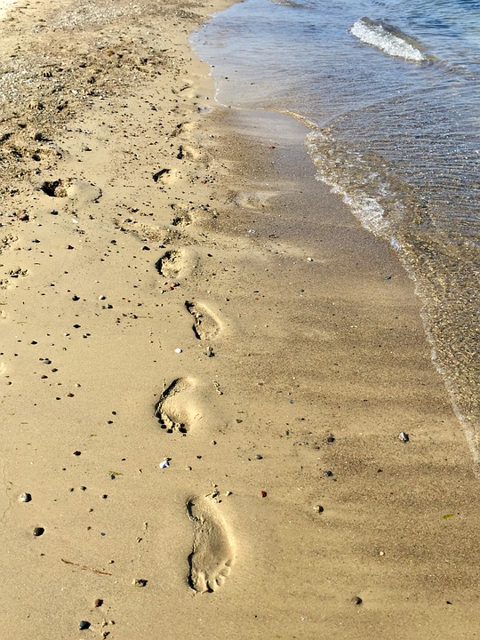 Detail Jejak Kaki Di Pantai Nomer 25