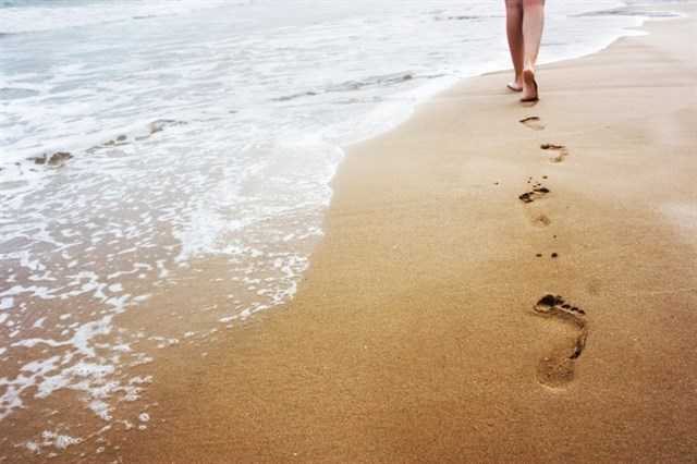 Detail Jejak Kaki Di Pantai Nomer 29