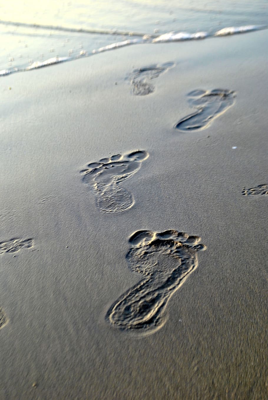 Detail Jejak Kaki Di Pantai Nomer 35