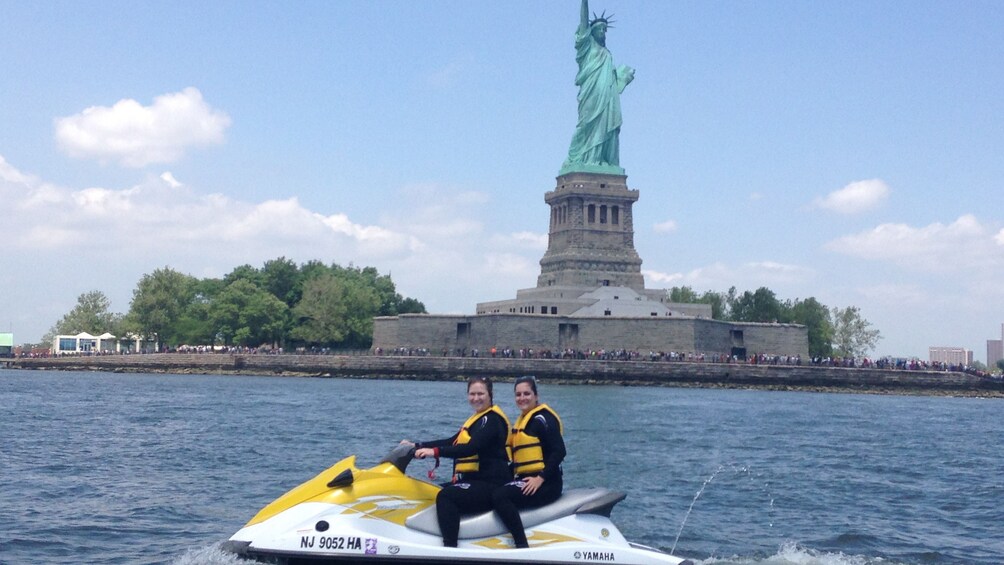 Detail Jet Ski Around Statue Of Liberty Nomer 37