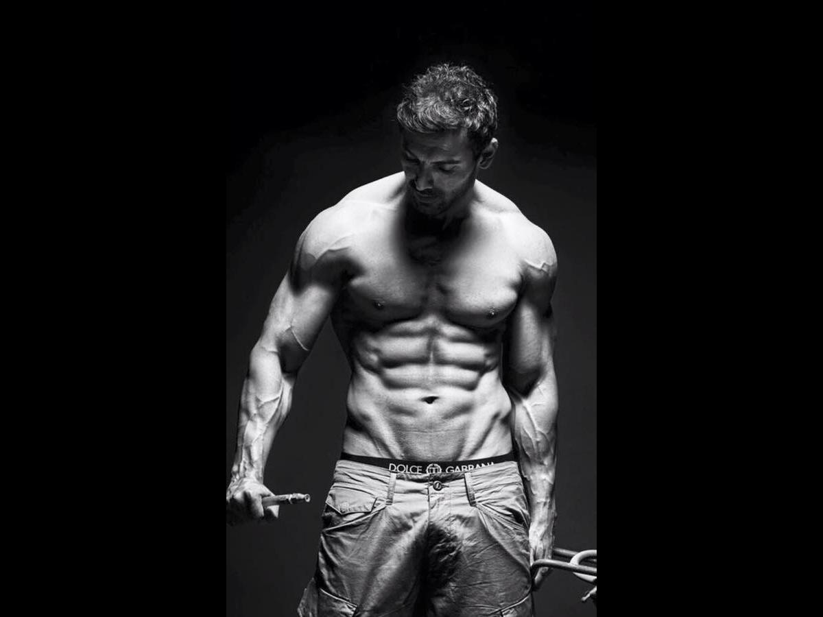 Detail John Abraham Six Pack Nomer 3