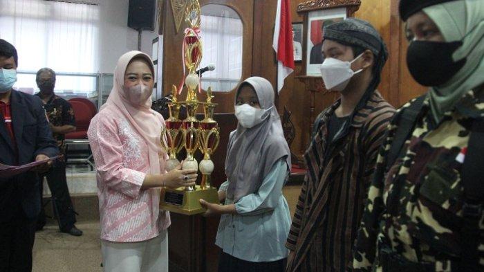 Detail Juara 1 Lomba Baca Puisi Tingkat Nasional Nomer 48