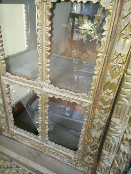 Detail Kaca Lemari Pecah Nomer 13