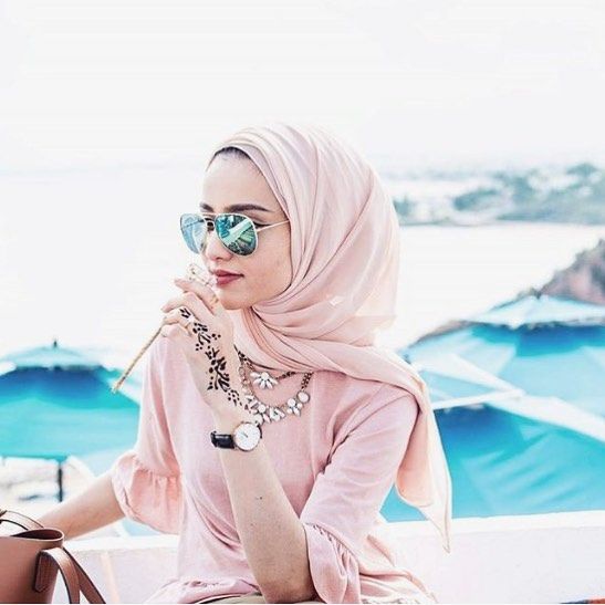 Detail Kacamata Pantai Wanita Berhijab Nomer 17