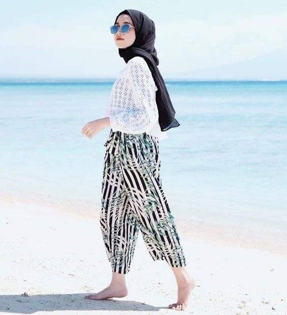 Detail Kacamata Pantai Wanita Berhijab Nomer 36