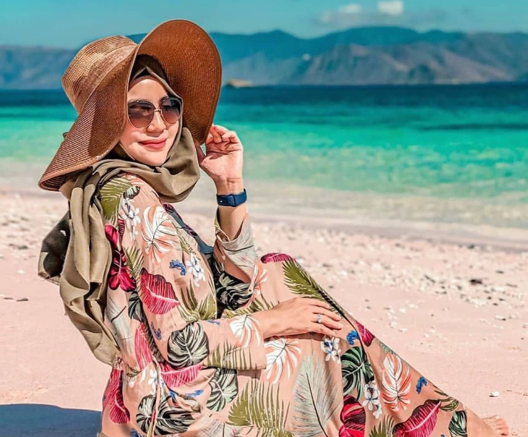 Detail Kacamata Pantai Wanita Berhijab Nomer 5