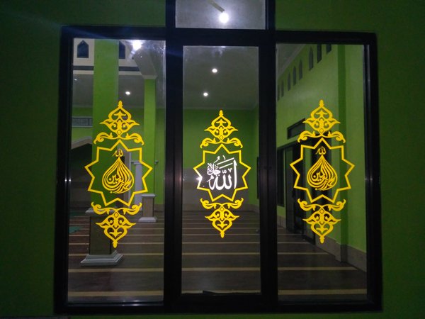 Detail Kaligrafi Pintu Kaca Masjid Nomer 8