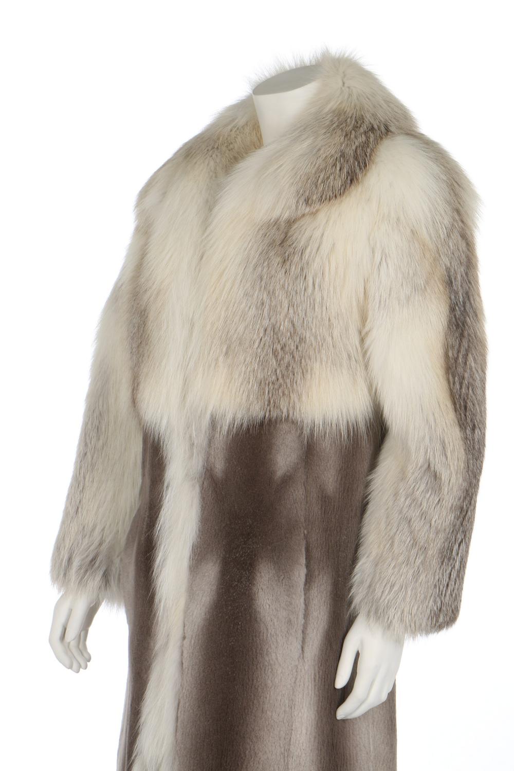 Detail Arctic Fox Fur Coat Nomer 57