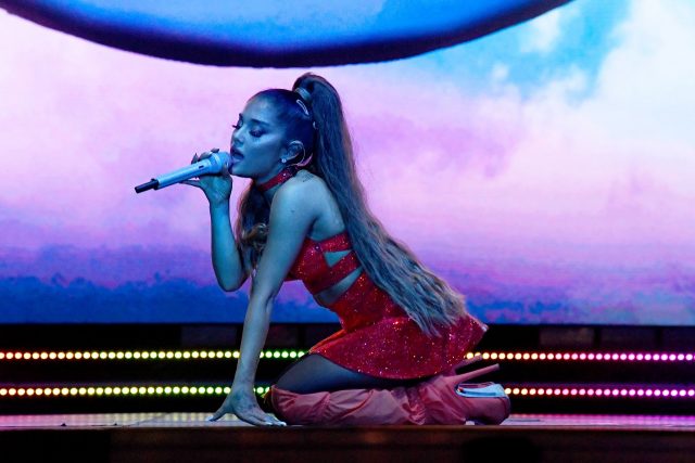 Detail Ariana Grande Tinggi Nomer 38