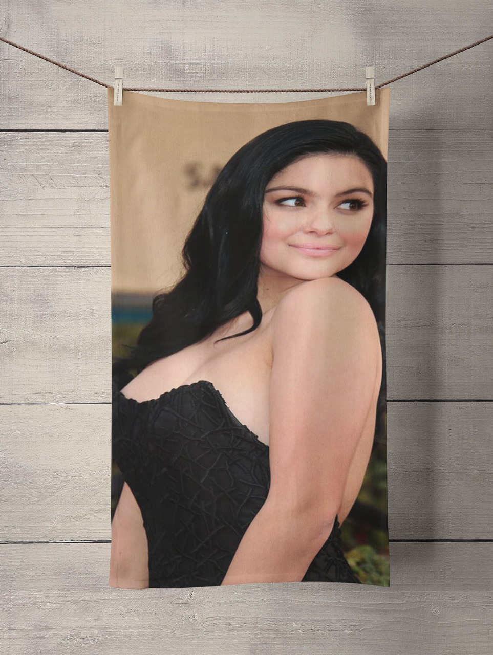 Detail Ariel Winter Towel Pic Nomer 2