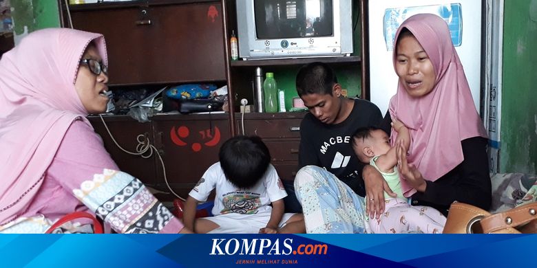 Detail Artis Injak Foto Politikus Nomer 32