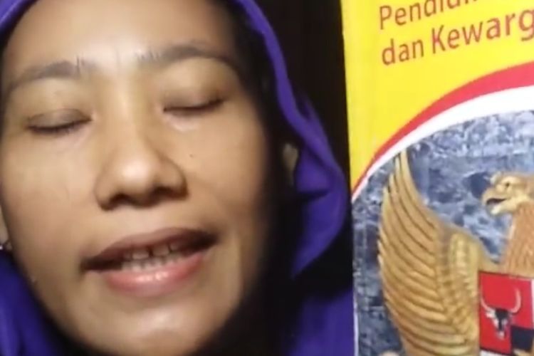 Detail Artis Injak Foto Politikus Nomer 42