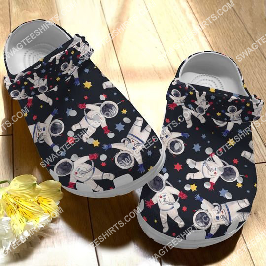 Detail Astronaut Crocs Nomer 17