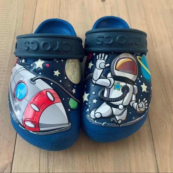 Detail Astronaut Crocs Nomer 22