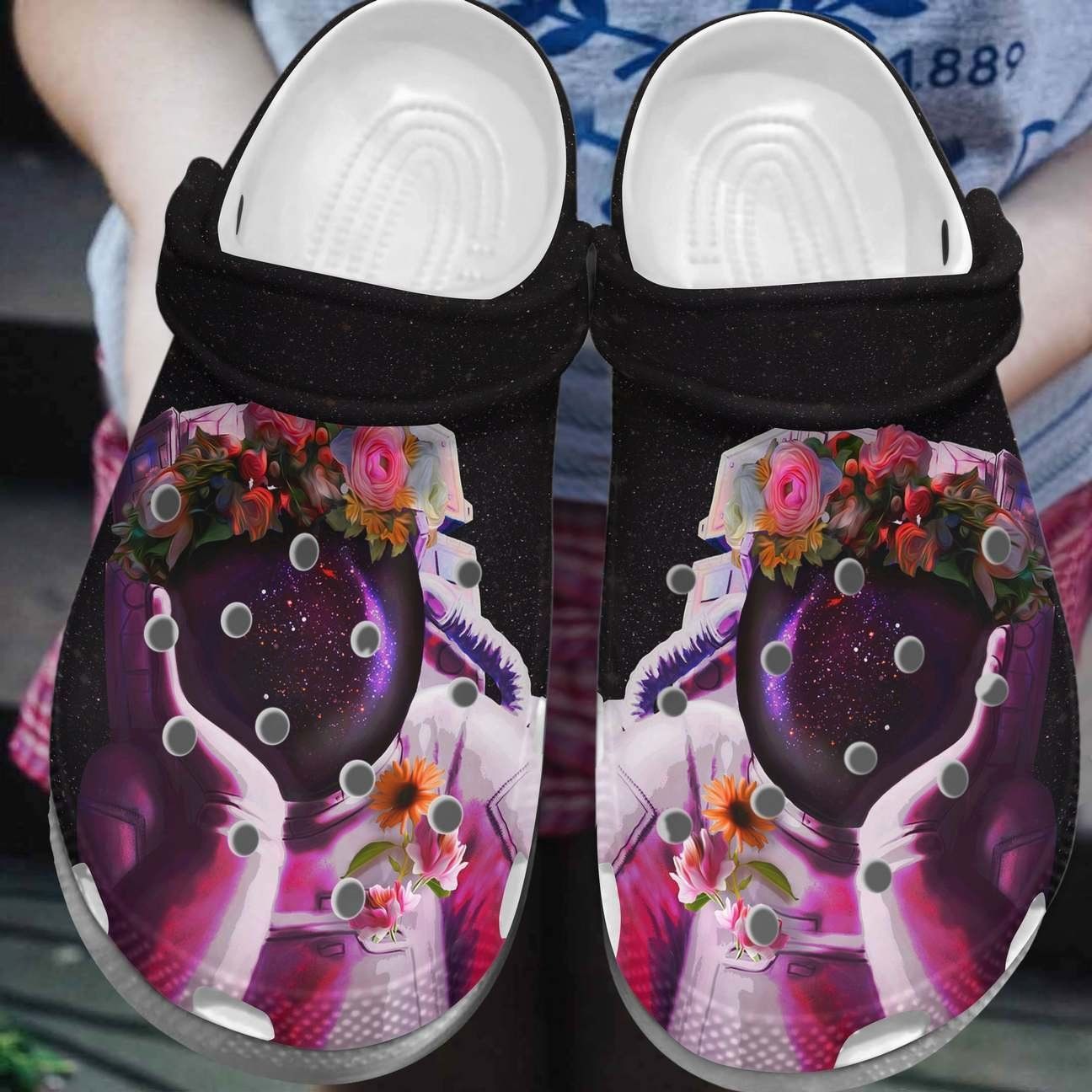 Detail Astronaut Crocs Nomer 44