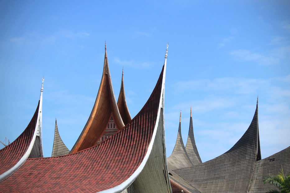 Atap Rumah Gadang Berbentuk - KibrisPDR