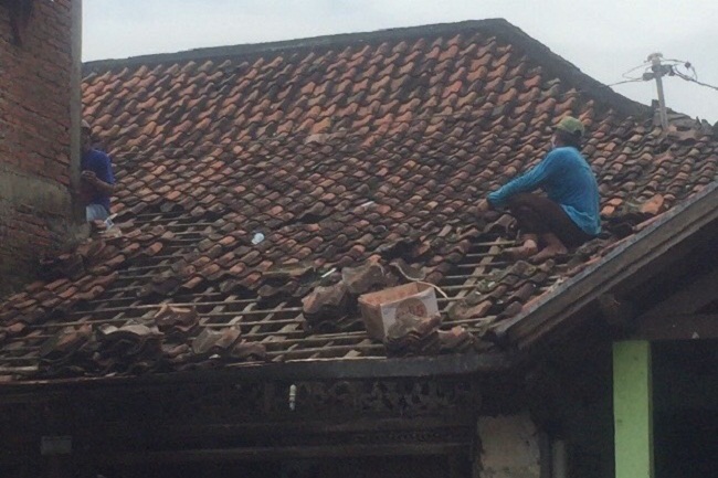 Detail Atap Rumah Rusak Nomer 12