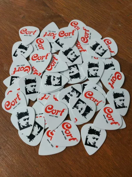Detail Desain Pick Gitar Nomer 15