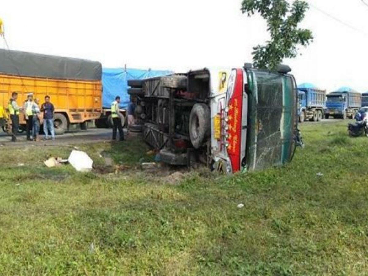 Detail Buku Mimpi Bus Terbalik Nomer 32