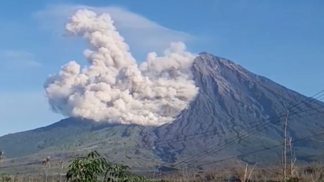 Detail Gambar Gunung Semeru Erupsi 2022 Nomer 21