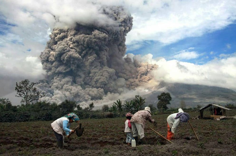 Detail Gambar Gunung Semeru Meletus 2022 Nomer 19