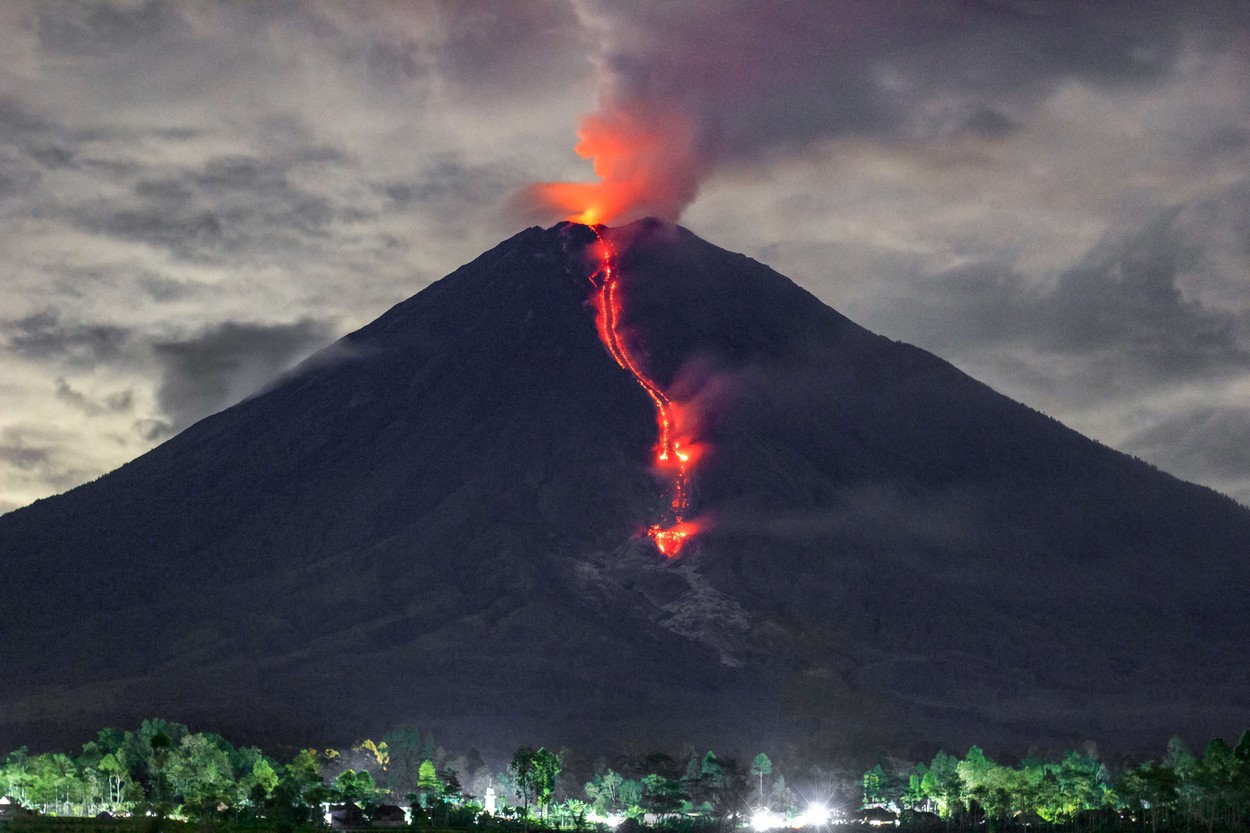 Detail Gambar Gunung Semeru Meletus 2022 Nomer 20