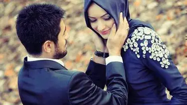 Detail Gambar Suami Istri Romantis Islami Nomer 15