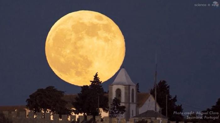 Detail Gambar Bulan Besar Nomer 9
