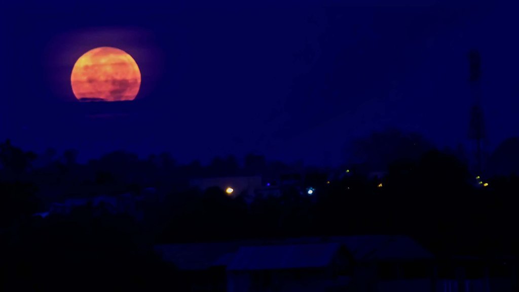Detail Gambar Bulan Besar Nomer 22