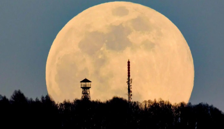 Detail Gambar Bulan Besar Nomer 41